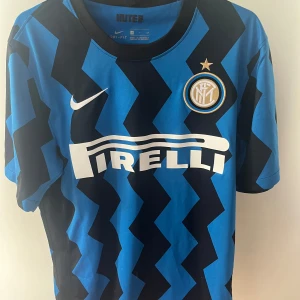 Inter fotbollströja  - Inters hemmatröja, storlek M. Köpt på unisportstore 