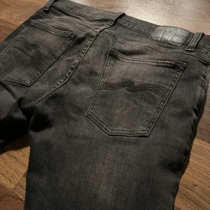 Nudie jeans  - Säljer ett par tvär feta nudie jeans i moddelen Thigt terry som motsvarar slim passform. Skick: Nyskick nästan nya 9/10✅✅ inga defekter nypris runt 2000kr vårt pris 565kr🤩vid mer eventuella frågor kontakta gärna oss 🤳W31 L32