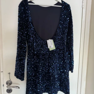 Open back glitter dress - Rygglös dress med smickrande passform. Inte alls för kort så man behöver ej oroa sig att den åker upp, är 178 cm lång. Oanvänd och köptes för 430kr