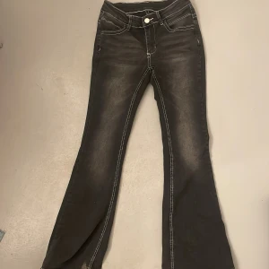 Svarta bootcut jeans - Snygga svarta bootcut jeans med vit söm.❤️Lowwaist/midwaist