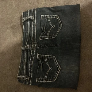 Jeansshorts från Blue Asphalt - Snygga jeansshorts från Blue Asphalt med kontrasterande vita sömmar. Helt nya. 