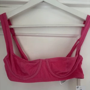 Rosa ribbad bikiniöverdel - Snygg rosa bikiniöverdel från Gina. Helt ny med prislapp kvar!