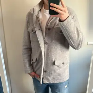 Säljer nu denna gråa Gran Sasso jackan/ Cardigan i ull och chasmere  | Jackan är i storlek M | Nyrpis ligger runt 5000 | Mitt pris 2199!