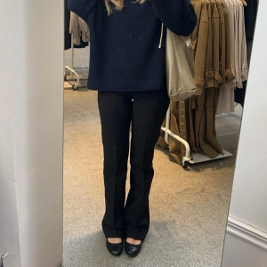 Svarta kostymbyxor från Chelsea - Svarta low waist kostymbyxor från Chelsea.