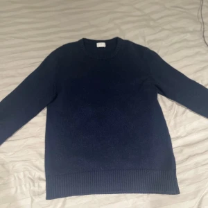 ASKET cashmere tröja   - Säljer en stilren mörkblå tröja med rund halsringning och långa ärmar. Tröjan har ribbstickade muddar vid ärmslut och nederkant. Perfekt för en avslappnad look. Tröjan är 97%cashmere och har två hål som ni kan se i bilderna, hålen är inte alls så märkbara. Hör gärna av er vid frågor eller funderingar❗️