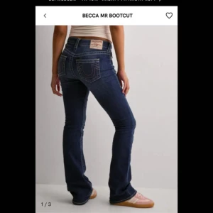 True Religion- Becca Mid Rise Bootcut Jeans - Säljer ett par true religion jeans i mörkblått, använda fåtal gånger där med superfint skick!!