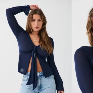 Mörkblå knytblus - Säljer denna trendiga fina topp i marinblå från Gina😋😋i storlek S