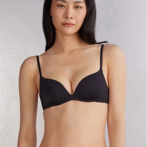 Giola Bh Intimissimi  - Giola Bh från Intimissimi i storlek 75b. Det är den populära med push-up. Kan tänka mig den är lite liten i storleken men svårt att säja då jag inte exakt vet vilken storlek jag har. Men är man mellan 75A och 75B passar den nog. Säljer en beige också🌟