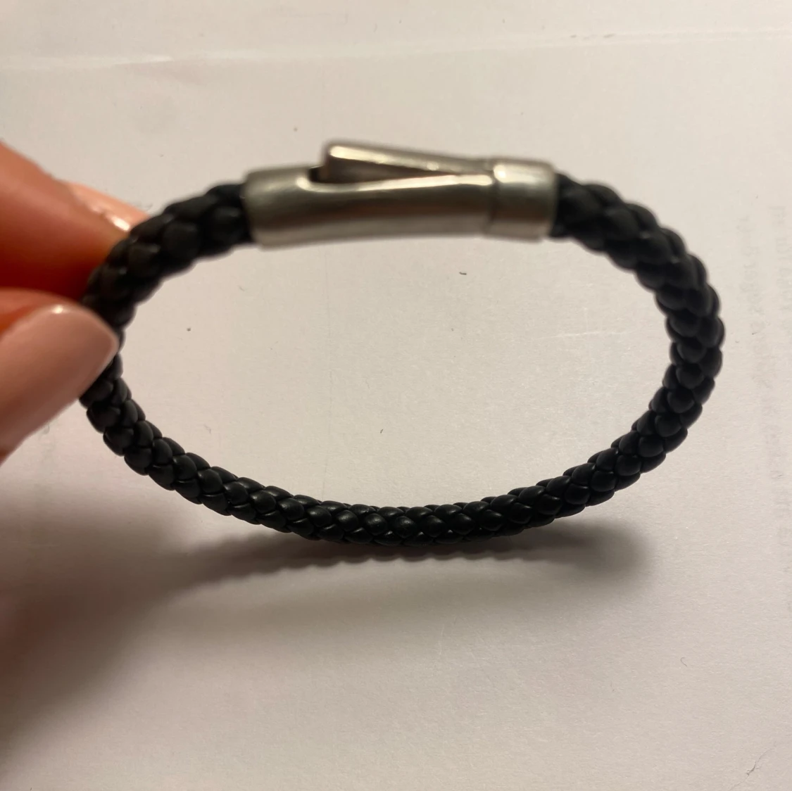 Svart flätat armband med silverlås - 1