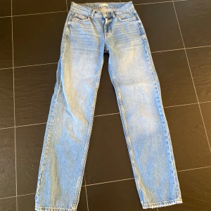 Blå jeans från Perfect Jeans - Säljer ett par klassiska blå jeans från Perfect Jeans då de inte passar längre. De har en rak passform och är tillverkade i denim med fem fickor och en knappgylf. Säljs på flera sidor. Mått: Midja: 35cm Innerbenslängd: 79 cm Gren: 23cm