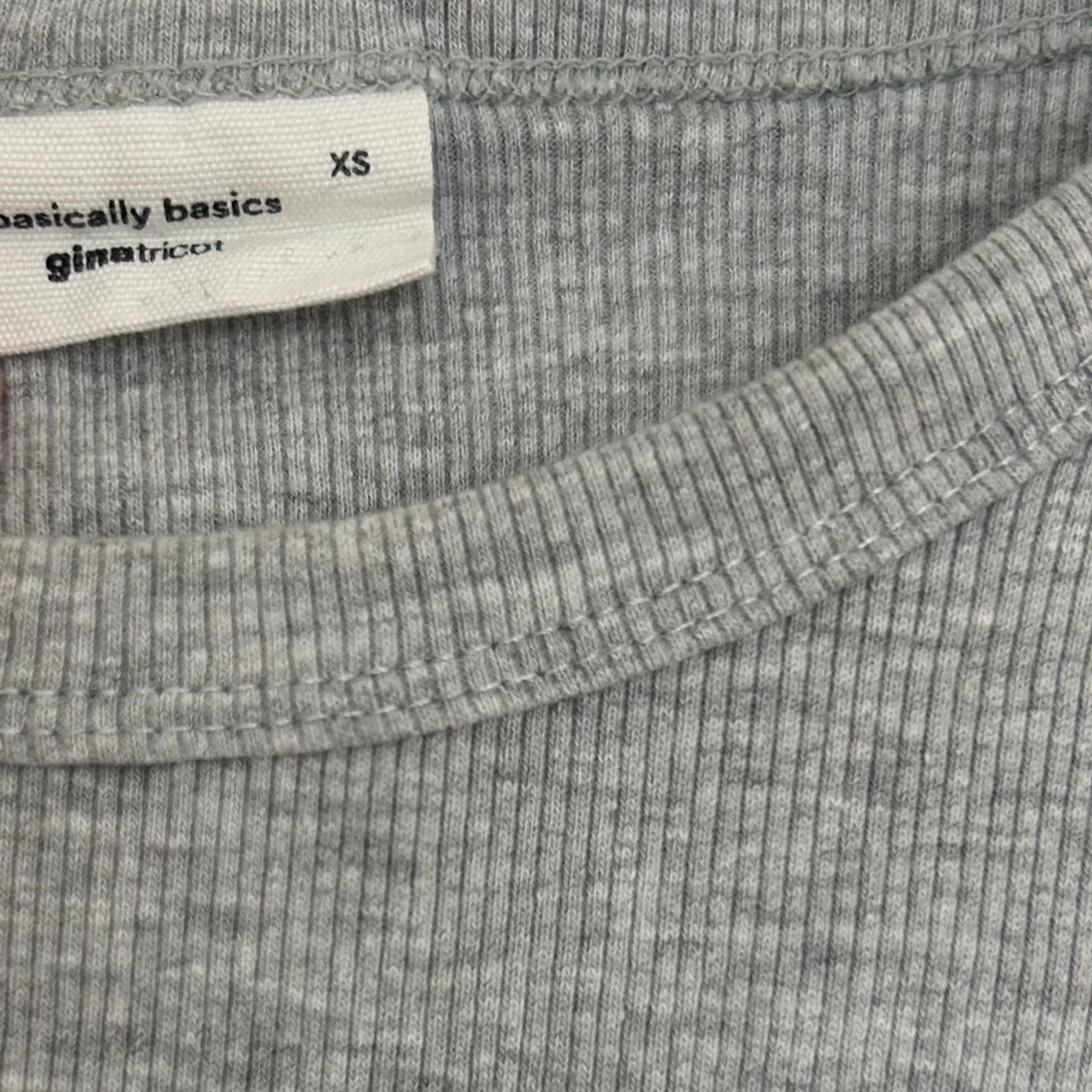 Grå ribbad tröja från Gina Tricot - 2