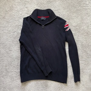 Henri lloyd half zip - Säljer nu denna riktigt snygga Henri lloyd tröja som är slutsåld överallt|Storlek XXL, men passar mindre så fråga om mått om du är osäker|Bara att skriva vid minsta fundering/fråga!