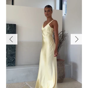 Ljusgul sidenklänning - Elegant ljusgul långklänning i siden med smala axelband och korsad rygg. Perfekt för en somrig fest eller bal. Klänningen har en v-ringad fram och en smickrande passform. Ser mycket ut som den som Andie har på sig i filmen ”how to loose a guy in ten days” slutsåld på nätet och går endast att beställa från Australien därav pris, skriv för fler bilder💛💛 HELT NY