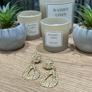  guldörhängen - Snygga örhängen i guld med en unik, texturerad design. Perfekta för att ge en extra touch av glamour till din outfit. De har en droppformad hängande del som fångar ljuset vackert. 🌸