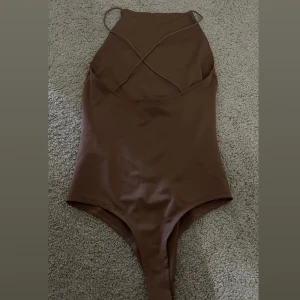 Body  - Brun body ifrån Amisu storlek S. Sista bilderna är hur den ser ut på dom ända bilderna jag har dock med dom på. Stretchig material och hel & fin. 