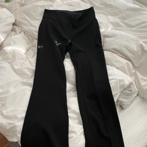 Kostymbyxor  - Lågmidjade kostymbyxor från Gina, använda 2 gånger 
