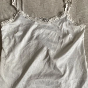 Vitt spets linne  - Jätte gulligt spets linne ifrån chiquelle i storlek xs,aldrig använd  inga skavanker.🥰