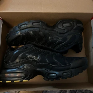 Svarta Nike Air Max Plus Tn - Använda i 2 år. Sköna fina skor. Äkta! Lite slitna. Ord pris: 2 899kr