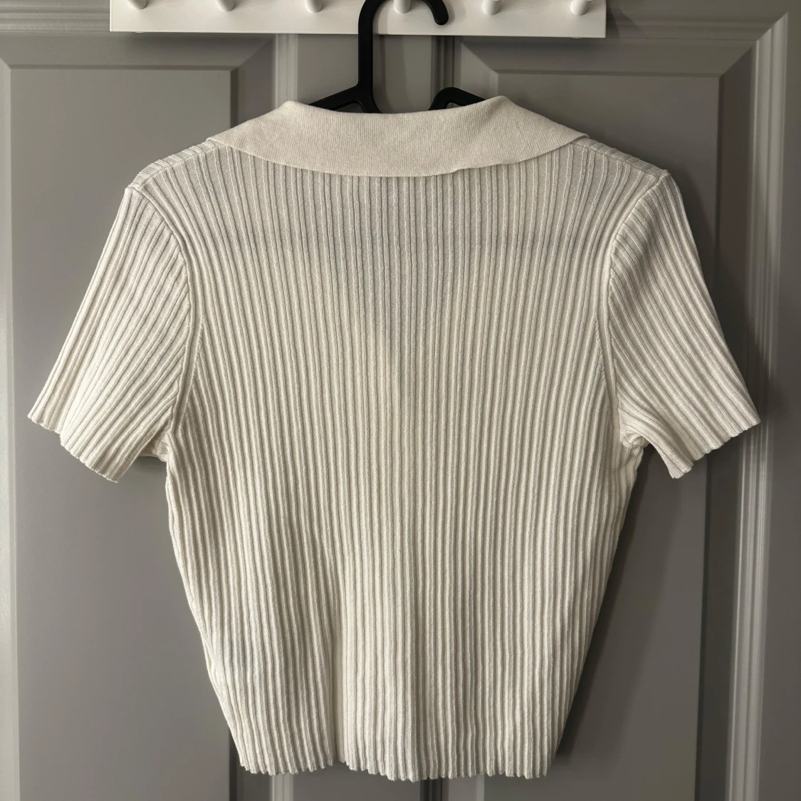 Vit ribbad kortärmad blus  - 2