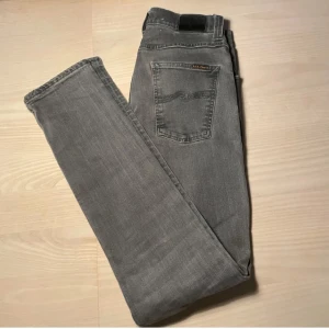 Nudie jeans | Grå - Nudie jeans | Populära modellen grim tim | Slimfit, men absolut inte vakum! 🚨| 31:34 men uppsydda till 31:32 | Passar 180-185 intervallet | Pytte liten defekt vid fickan, kan lösas gratis i nudies butiker (lifetime warranty) inget jag har haft tid med, men super enkelt! Säljer därför billigt! ‼️| Nypris 1300:-    Prutat & klart! ✅ 