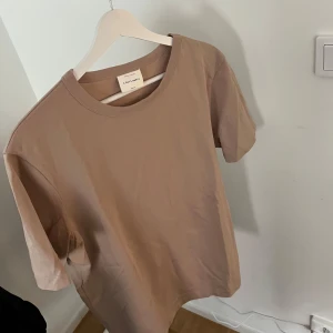 A Day’s March t-shirt - T-shirt från A Day’s March i färgen ”Dusty pink”. Så gott som ny, endast använd ett fåtal gånger. Storlek M. Nypris 600:- 