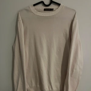 Beige tröja från Oscar Jacobson - Säljer en stilren beige tröja från Oscar Jacobson. Tröjan har en klassisk rund halsringning och långa ärmar. Nypris: 1299kr vårt pris 449kr DM för mer bilder eller info!✉️💌