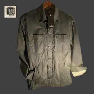Overshirt från Matinique - Snygg overshirt/jacka från Matinique med knappar framtill och två stora bröstfickor. Perfekt för lager-på-lager-stil. Den har långa ärmar och en klassisk krage. Använd fåtalet gånger. Nypris 2000kr. 