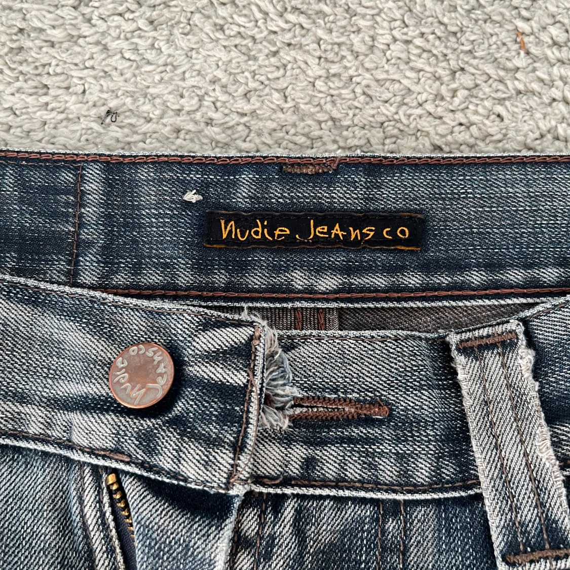 Jeans med lappdetaljer från Nudie Jeans