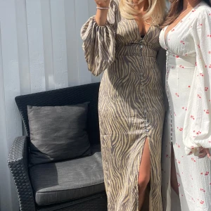 Adoore klänning - Lägger ut min adoore klänning i storlek 40 för en intresseanmälan och se om någon är intresserad för rätt pris. Kommer isåfall sälja den direkt!❤️