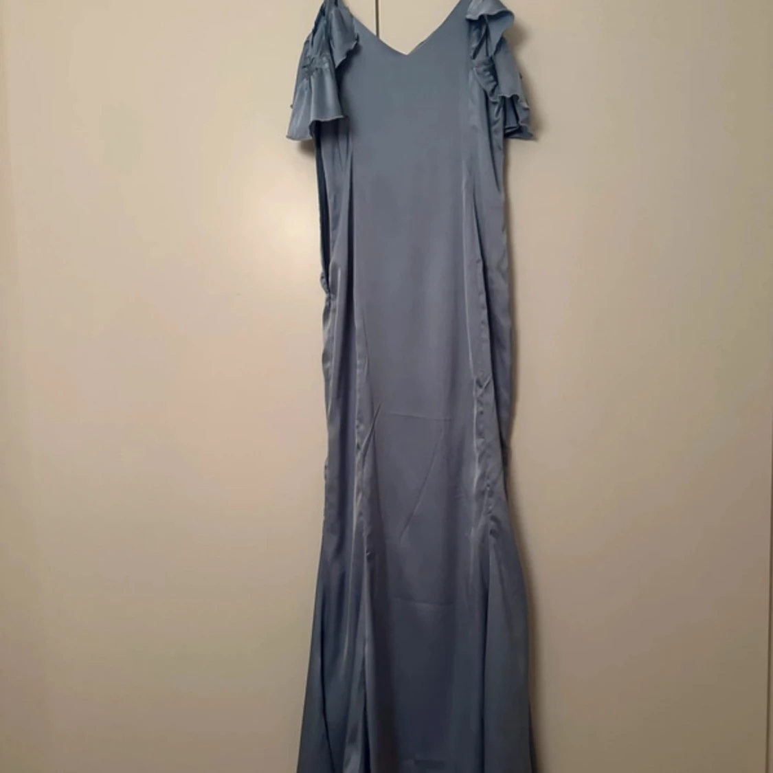 Balklänning, ljusblå med volangdetaljer  - 2