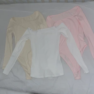 Set: 2 bodysuit och en långarmad tröja - Nyskick, saknar bara original prislappar. Den gula är slut. Köp en för 30kr. Köp två i den här annonsen för 40kr.