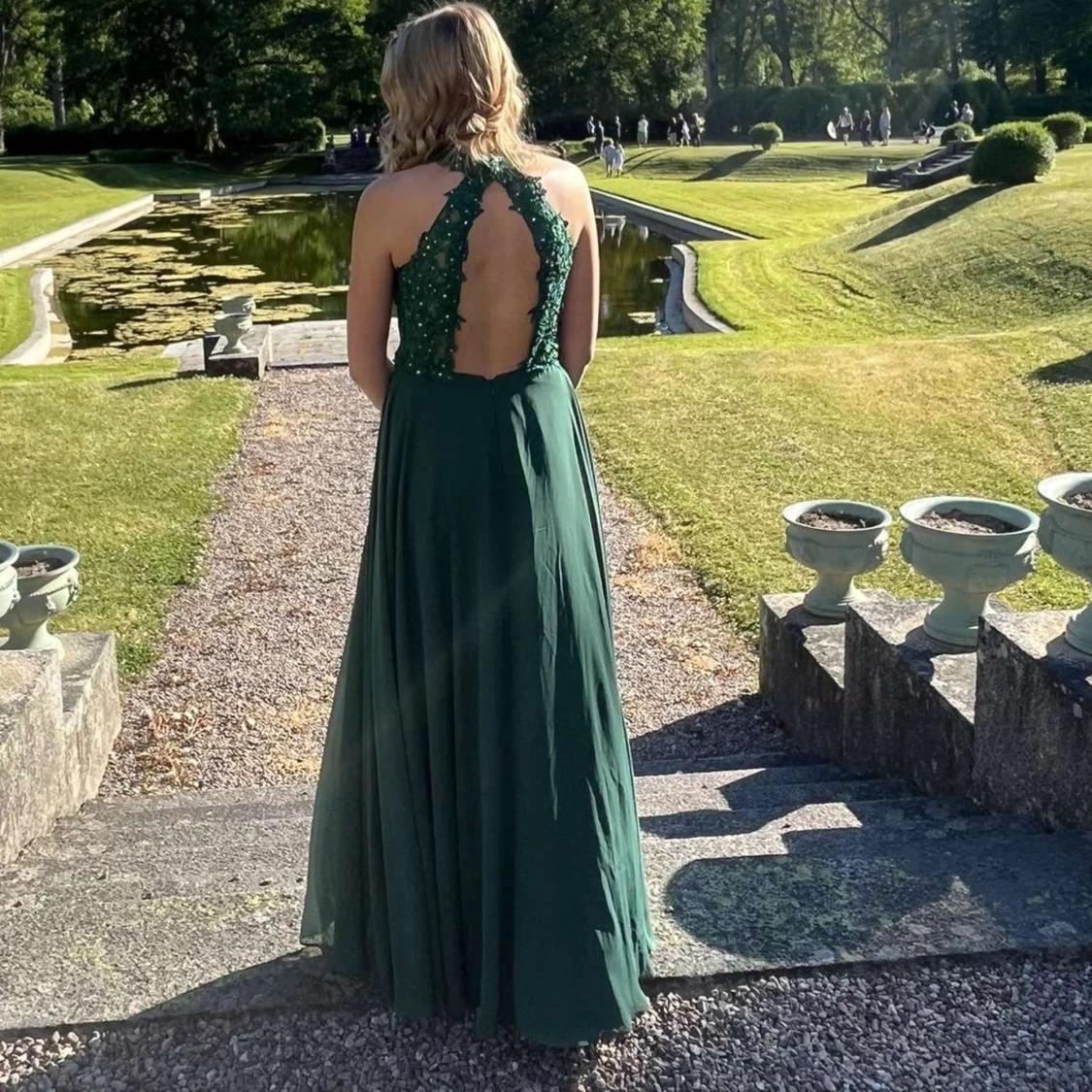 Grön långklänning med spetsdetaljer - 1