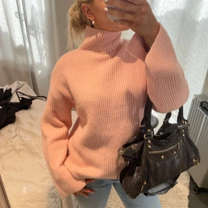 Rosa stickad polo tröja  - Såååå fin och unik tröja ❣️❣️jätte nice och gosig!! 