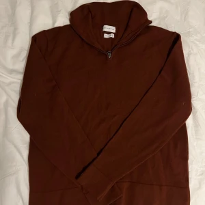 Merino quarterzip - Fin merino quarterzip från these glory days i brun/röd färg. Tröjan har krympt från XL till S men har fortfarande samma mjuka känsla.