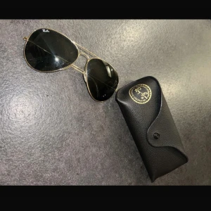 Ray-Ban Aviator Large Metal Solglasögon - Snygga Ray-Ban Aviator Large Metal solglasögon med guldfärgad metallram och mörka glas. 