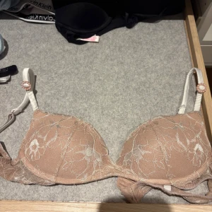 Spets-bh med detaljer från intimissimi  - Jätte söt spets-bh med rosa detaljer i storlek 70 b från intimissimi som ej går att köpa längre.💗