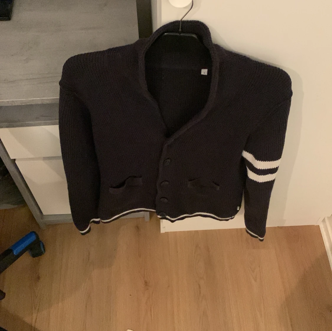 Svart kofta med vita ränder - 1