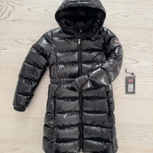 Colmar Down Jacket  - Jacka från Colmar i nyskick!  Svart  Dunfyllning  Strl 14 är som 152-164 skulle jag säga.  Djur och rökfritt hem  Ordpris 4999:-