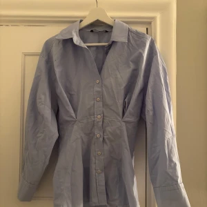 Figursydd skjorta  - Säljer den här figursydda skjortan från Zara! Mycket bra skick! 