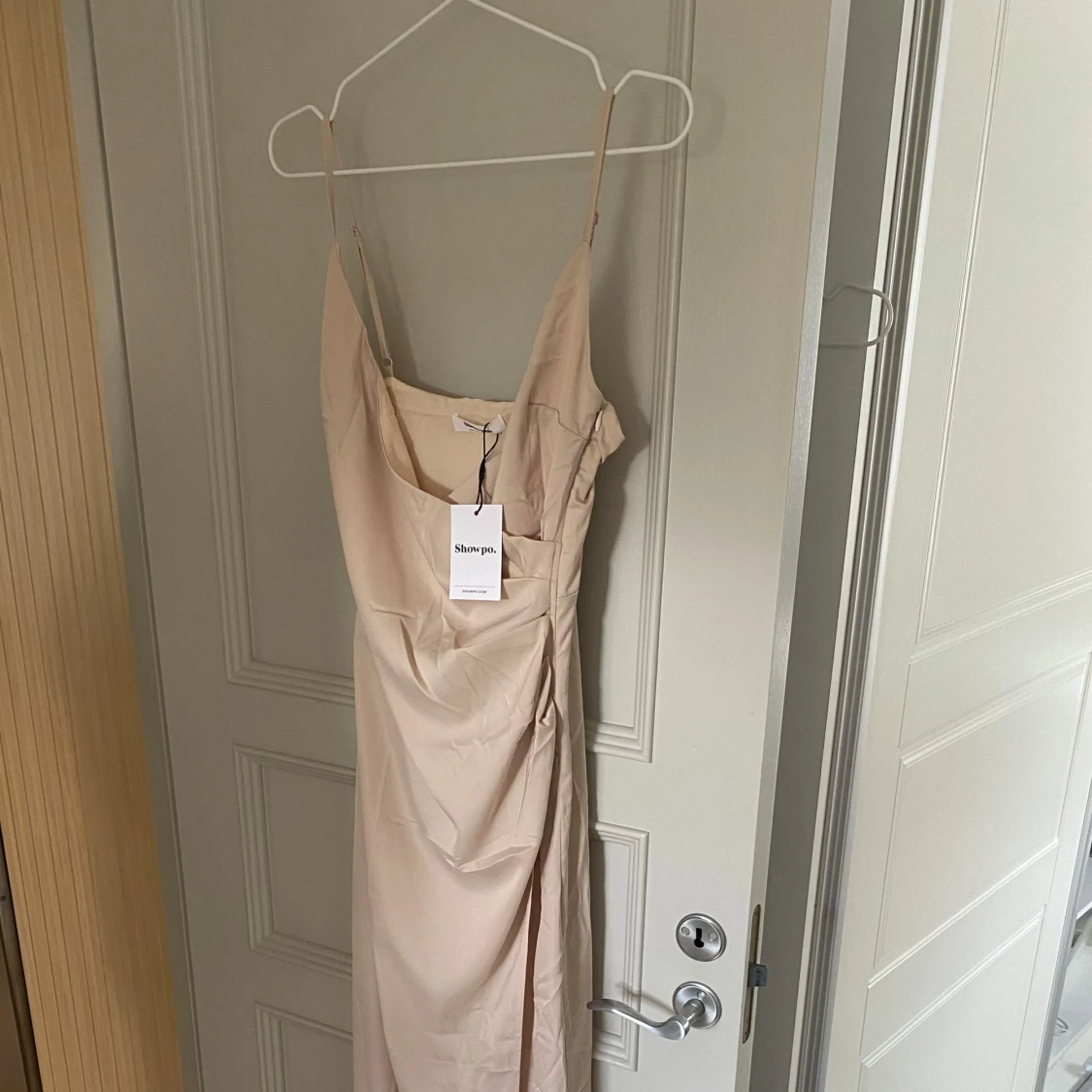 Champagnefärgad balklänning från Showpo - 1