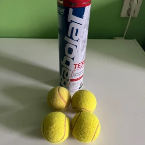 Tennisbollar 4st - 4 stycken använda tennisbollar, rör för bollarna ingår.  Kan hämtas i Vallentuna.