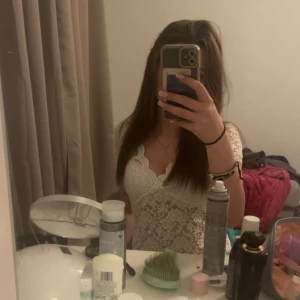 Vit spets topp - Vit spets topp ifrån Gina tricot i storleken S💕