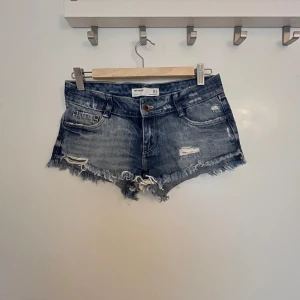 Lågmidjade jeansshorts  - Perfekta lågmidjade jeansshorts!💕kom privat för fler bilder och mått💕