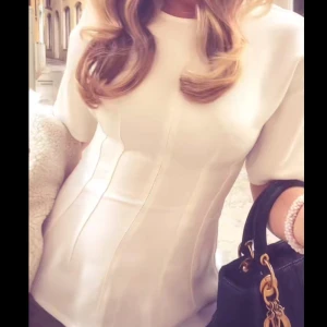 Figursydd topp - Säljer denna efterfrågade helt slutsålda tröjan från hm. Helt ny med prislappen kvar. 💓