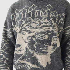 Grå stickad tröja med grafiskt mönster - Säljer en grå stickad tröja med ett unikt grafiskt mönster i beige. Tröjan är knappt använd.