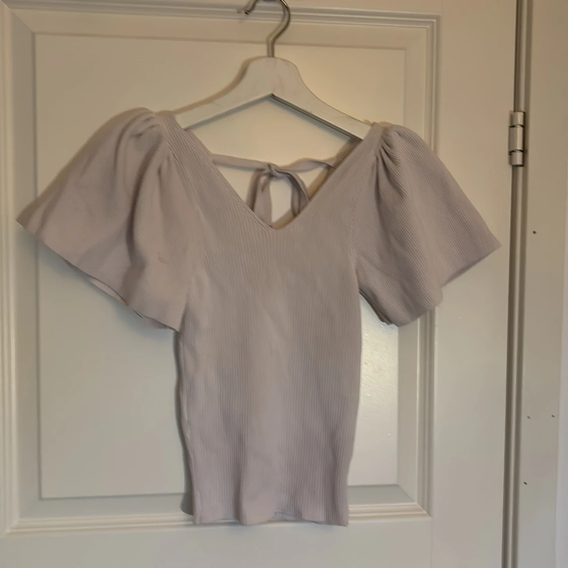 Vit/ljusrosa ribbad topp med knytning i ryggen från only 