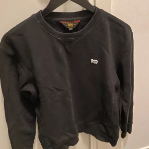Svart sweatshirt från Lee - Säljer en klassisk svart sweatshirt från Lee med rund hals och liten logotyp på bröstet. Perfekt för en avslappnad stil. Passar bra till jeans eller joggers.