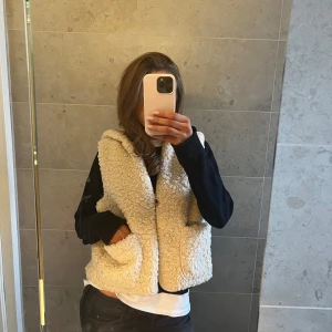 Teddy väst - Assssss snygg Teddy väst med luva!!! Säljer pga att jag har två! Älskar denna💘💘💘