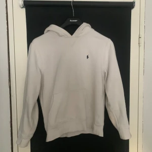 Vit hoodie från Ralph Lauren - Säljer en stilren vit hoodie från Ralph Lauren, tröjan är storlek S men passar lite mer åt XS hållet. Bara höra av sig vid frågor 