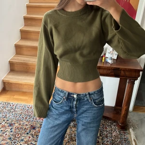 Grön croppad tröja från Zara - Säljer en olivgrön/ militärgrön croppad, stickad tröja från Zara i storlek . Helt slutsåld och sååå snygg. Använd en gång!💚💚💚 skriv för fler bilder